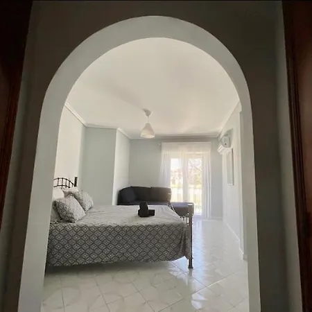 T1 Strip Oura Apartment *